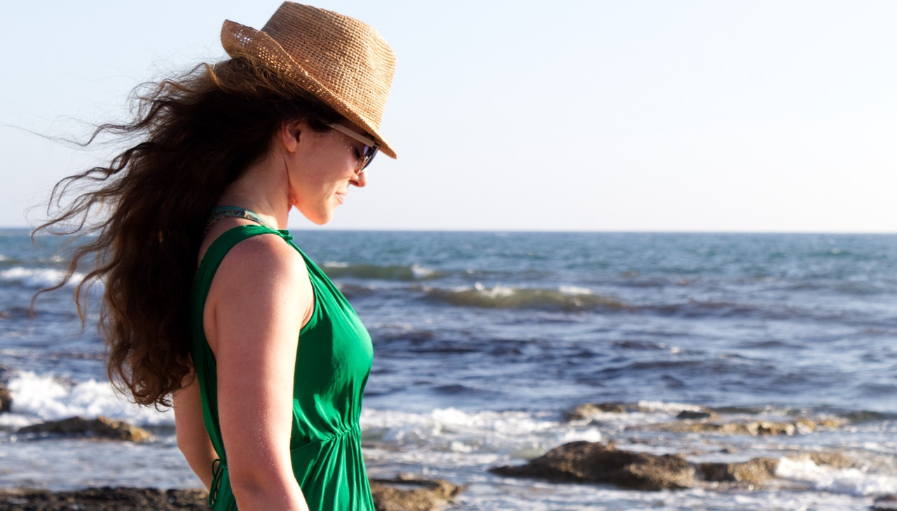 Tenue femme : quelle couleur va avec le ver vêtement