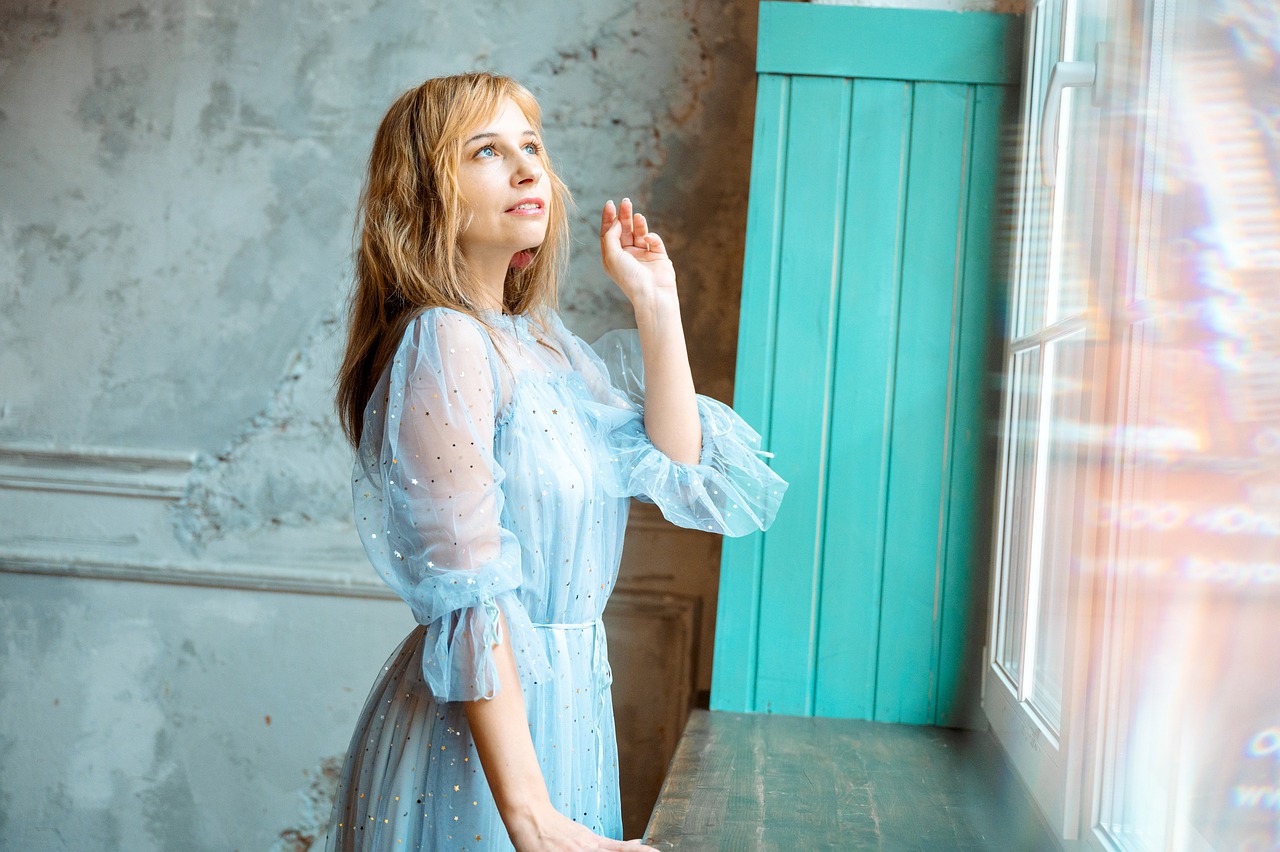 L'art de porter une étole sur une robe : nos meilleurs conseils