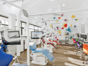 ASSISTANTE DENTAIRE QUALIFIEE OU A FORMER H/F