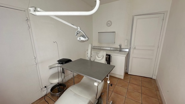 Cause retraite, cède cabinet dentaire tenu 44 ans