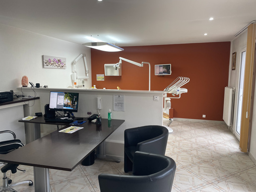 Cabinet dentaire, murs et fonds à vendre