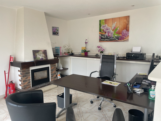 Cabinet dentaire, murs et fonds à vendre