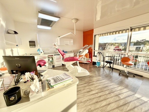 Cabinet dentaire avec 2 fauteuils dans bel appartement 3 pièces idéalement placé