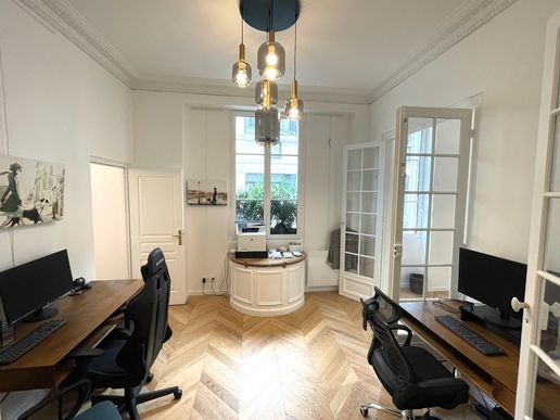 Local prof. lib. 90 m² - Immeuble haussmannien - Paris 15e proche av. de Breteuil