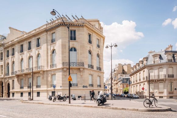 A vendre Paris 16e Triangle d'or - plateau RdC commercial 105 m² à réaménager