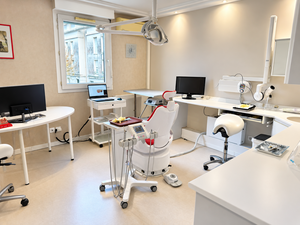 🦷 sydel · Bussy Saint Georges (77) – murs + fonds, 2 fauteuils pluridisciplinaires · Réf. 7701