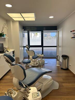🦷 sydel · Bastia (20) – murs + fonds, cabinet d'orthodontie 5 fauteuils · Réf. 2001