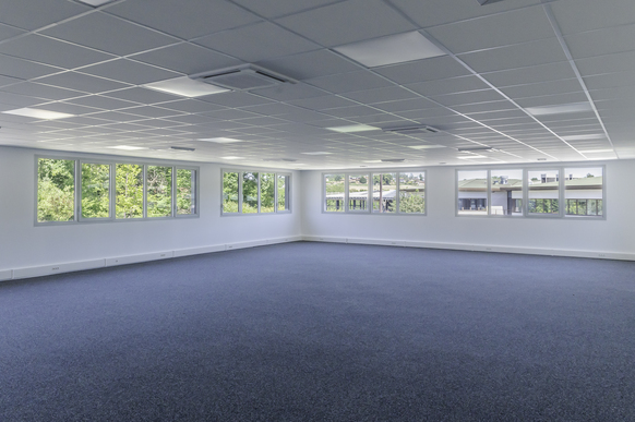 À VENDRE – BUREAUX DISPONIBLES IMMÉDIATEMENT !