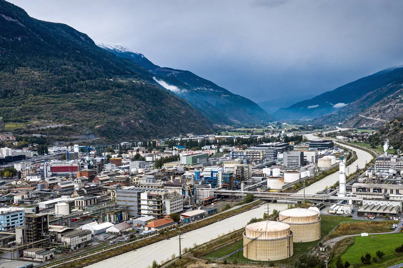  Les activités de Lonza à Viège se sont révélées cruciales pour permettre à la biotech américaine de livrer son vaccin dans plus de 70 pays, dont la Suisse.