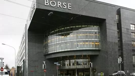 A 09h30, le Swiss Market Index (SMI) cédait 0,05% à 8413,38 points, alors que le Swiss Leader Index (SLI) grappillait 0,02% à 1329,22 points, et l'indice élargi Swiss Performance Index (SPI) 0,03% à 9168,58 points.