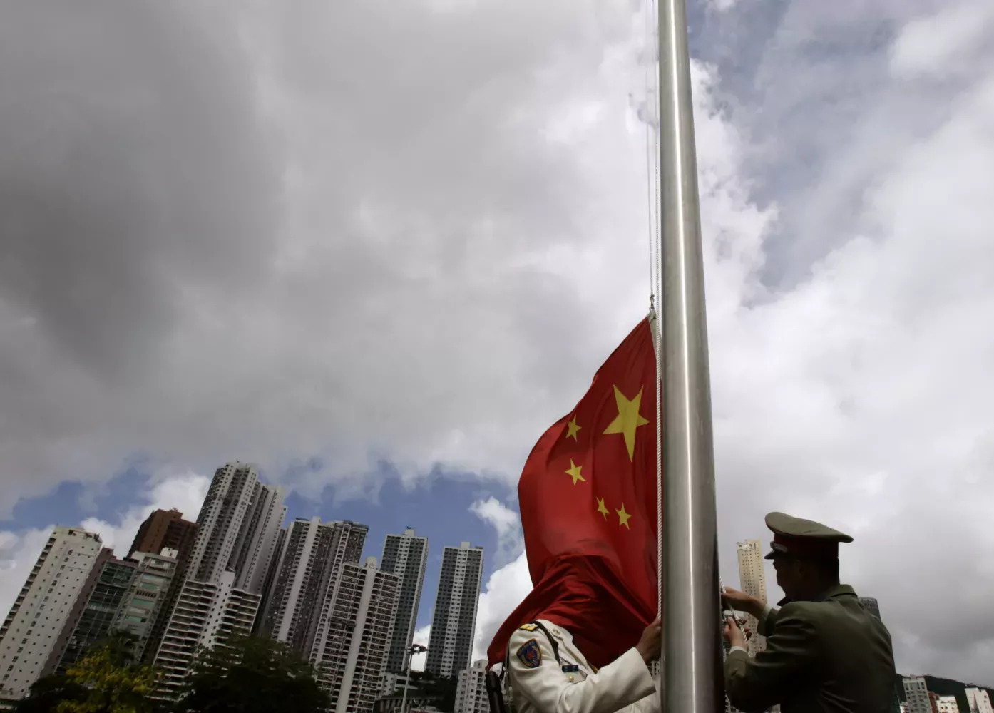  D'après la prévision médiane de 23 experts sondés par l'AFP, la croissance du produit intérieur brut (PIB) chinois a ralenti l'an dernier à 6,7%, après avoir trébuché à 6,9% en 2015. - (Reuters)