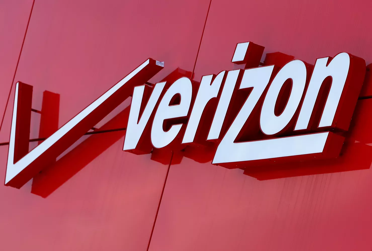Verizon est avec AT&T l'un des deux poids lourds de la téléphonie aux Etats-Unis. Il a toutefois entrepris ces dernières années de se diversifier avec plusieurs acquisitions destinées à muscler ses capacités dans la publicité et la vidéo sur internet. - (Reuters)