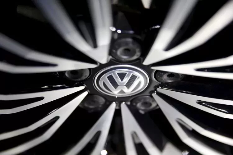 Fin 2015, le premier constructeur automobile européen avait reconnu avoir équipé 11 millions de ses voitures diesel, dont environ 600.000 aux Etats-Unis, d'un logiciel faussant le résultat des tests anti-pollution et dissimulant des émissions dépassant jusqu'à 40 fois les normes autorisées.
