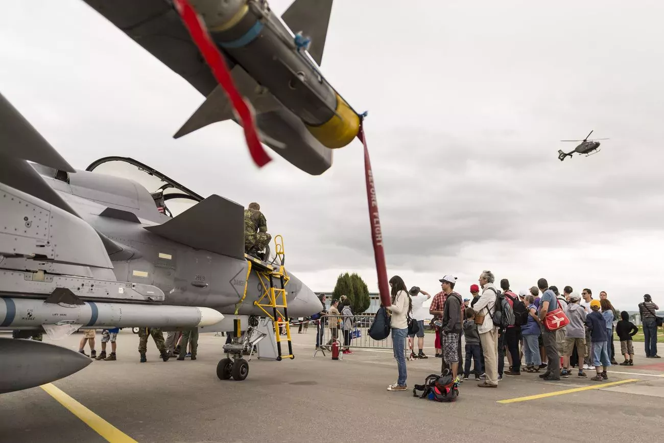 L'Armée suisse se trouve confrontée au besoin de moderniser sa flotte d'avions  de combat. (Keystone)