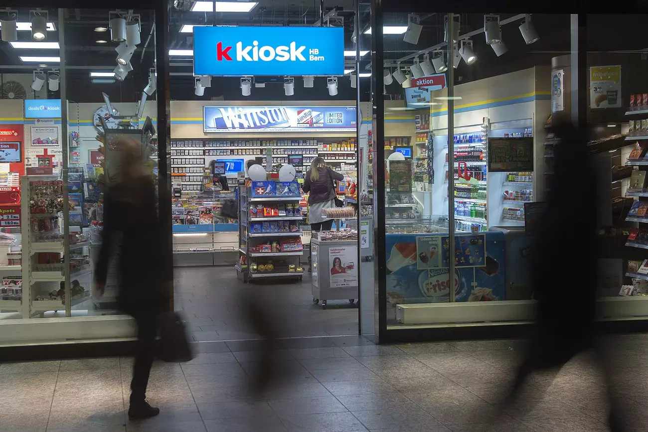 Les kiosques recouvrent l'ensemble des gares en Suisse après l'acquisition de Naville. (keystone)