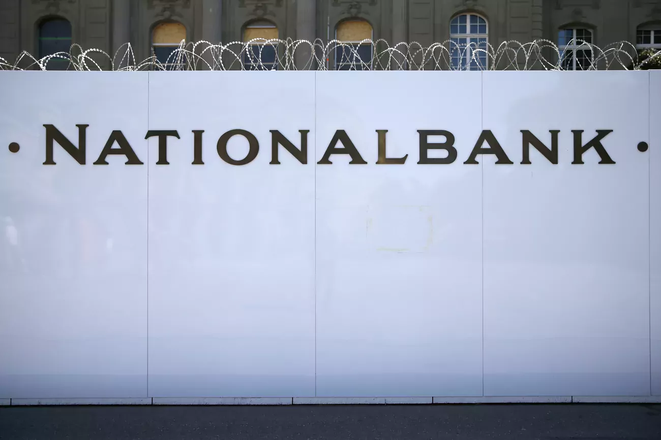Les experts rappellent que la statistique hebdomadaire des avoirs à vue des banques commerciales auprès de la BNS fournit de meilleurs indices quant à des éventuelles interventions de la banque centrale en vue d'affaiblir le franc. (Keystone)