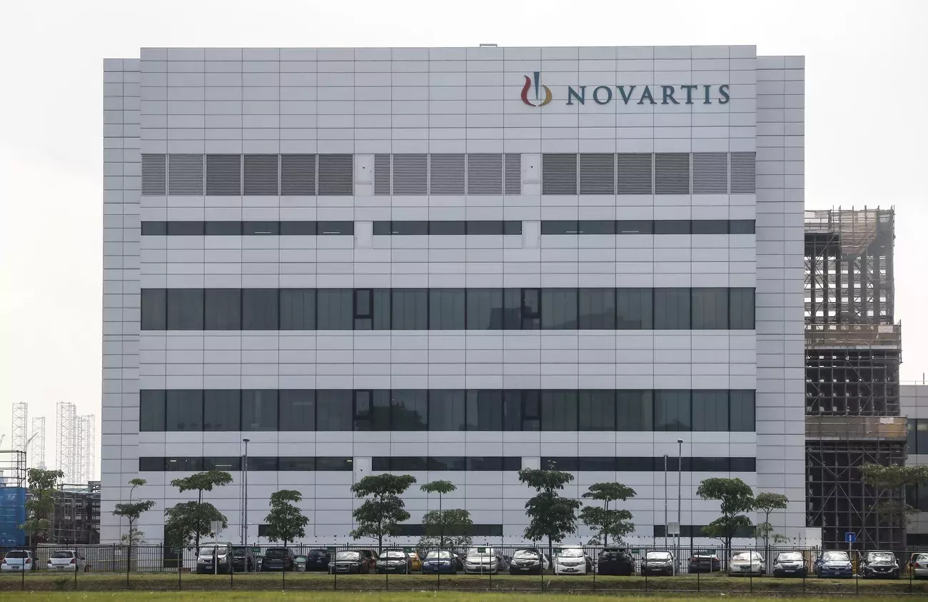 L'ofatumumab de Novartis constitue l'unique rival direct potentiel au moteur de ventes Ocrevus du concurrent Roche.(Keystone)