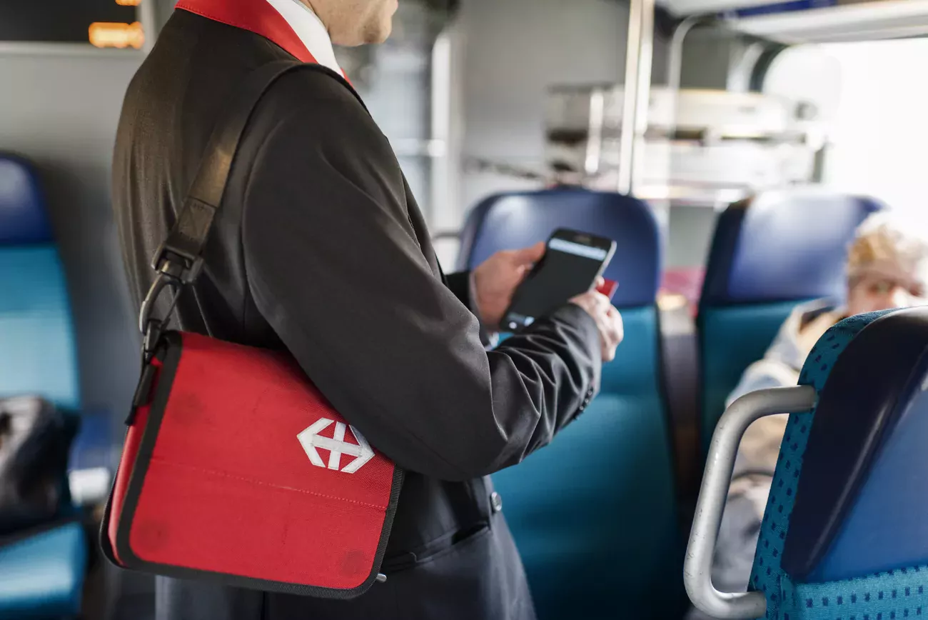 "Lors du contrôle, les clients ne doivent présenter plus que leur smartphone sur lequel figure le SwissPass numérique". (keystone)