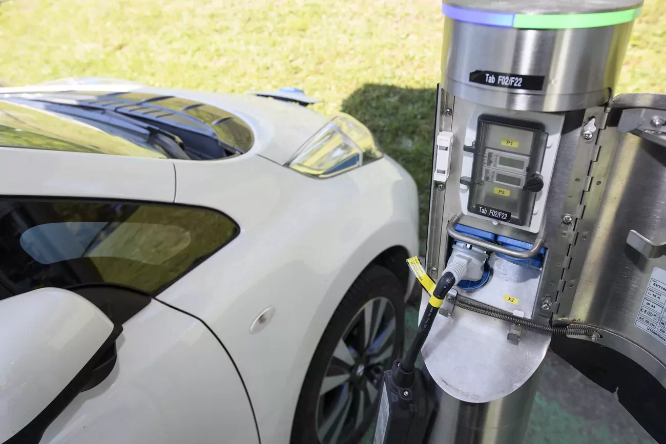 Le prix de l'électricité sera identique à toutes les bornes de recharge, assure Coop.(Keystone)