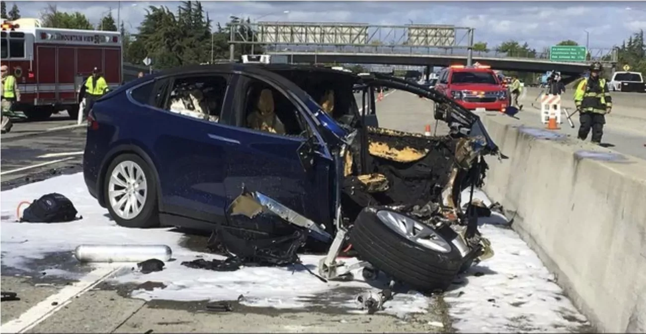 Vendredi dernier, une Tesla a heurté la berme centrale d'une route en Californie avant d'être elle-même heurtée par des voitures arrivant en sens inverse. (keystone)