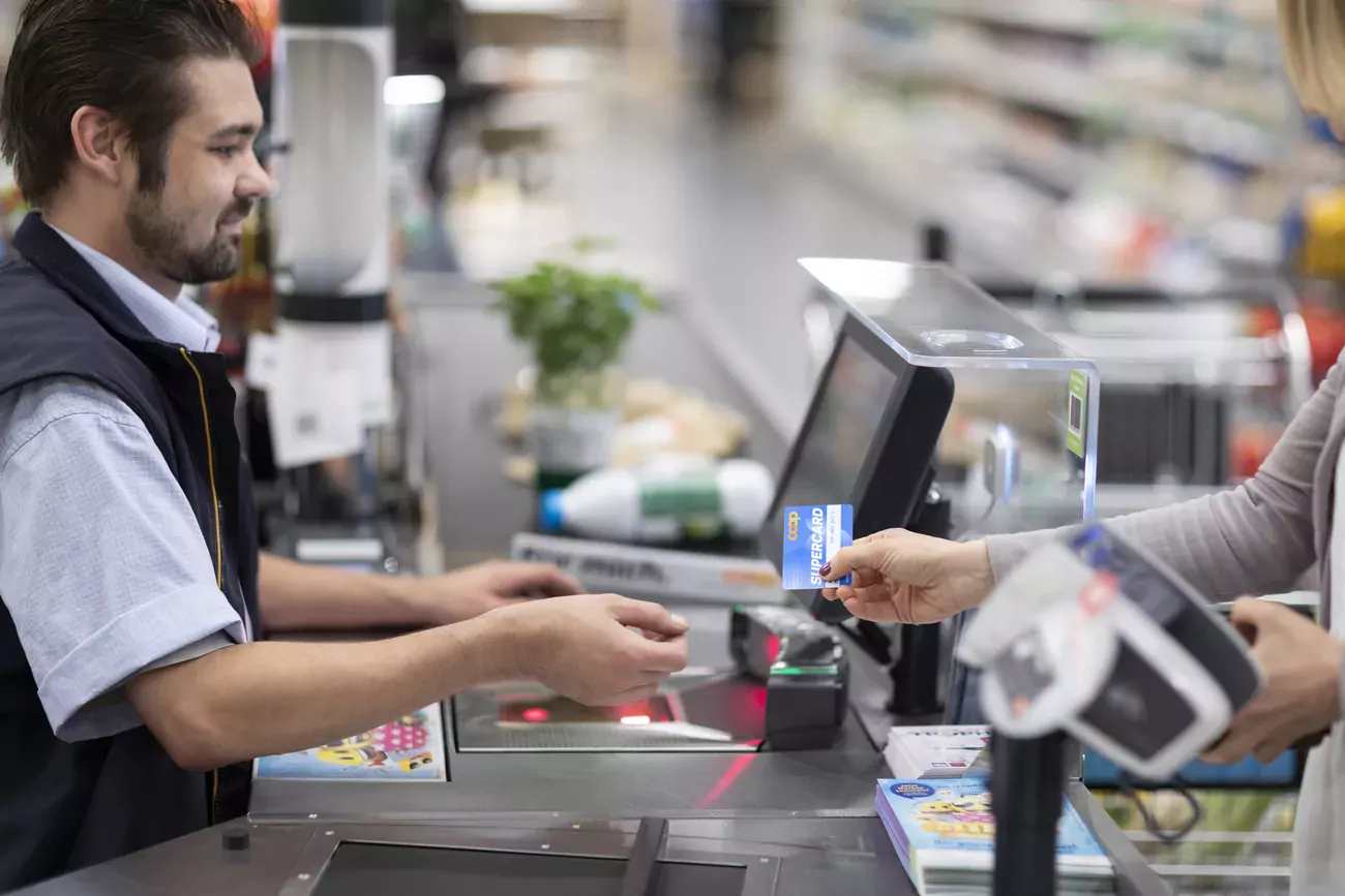 Coop veut remercier ses collaborateurs pour leur engagement, en dépit d'un contexte difficile pour le commerce de détail. (keystone)