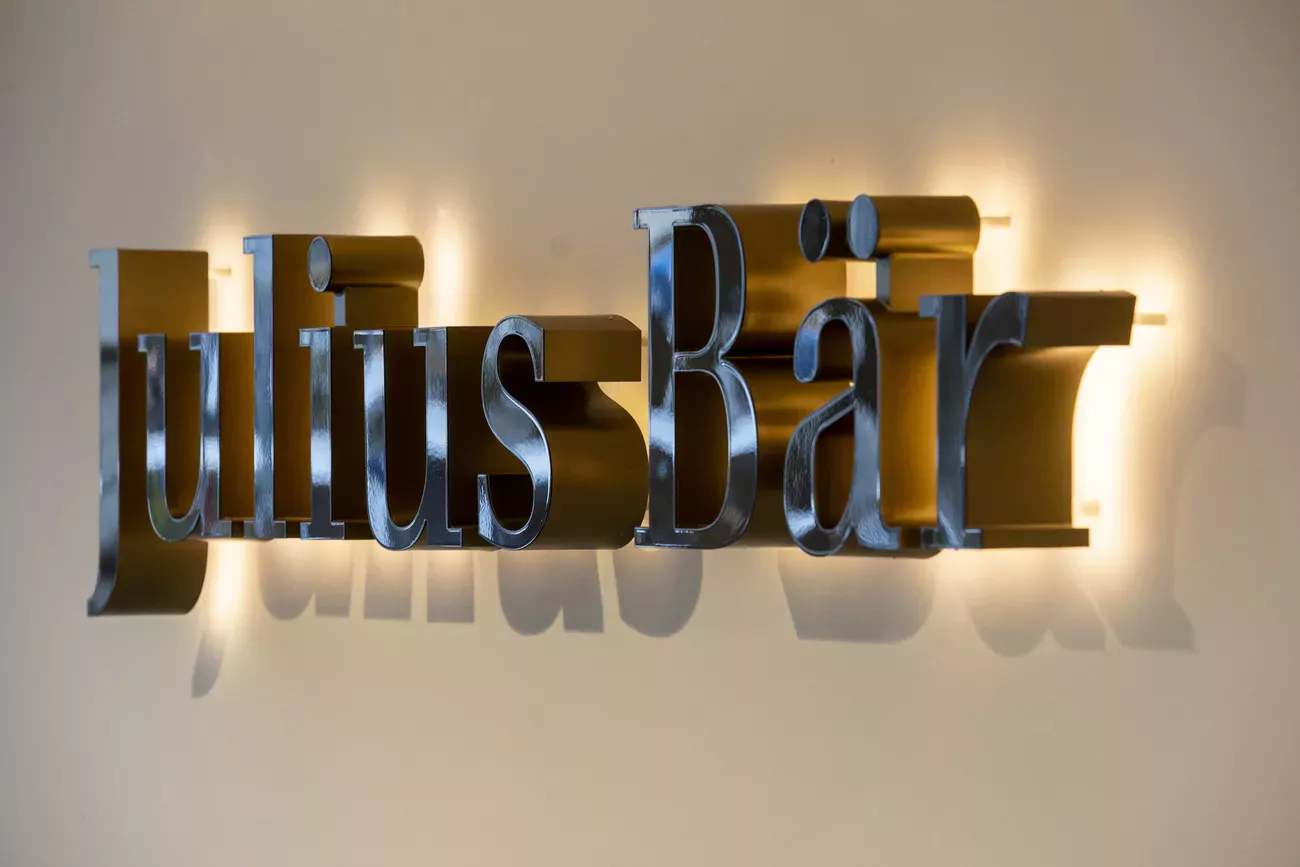 Selon le quotidien zurichois, la Finma cherche à déterminer si Julius Bär a enfreint les dispositions anti-blanchiment en prêtant service à son client. (Keystone)