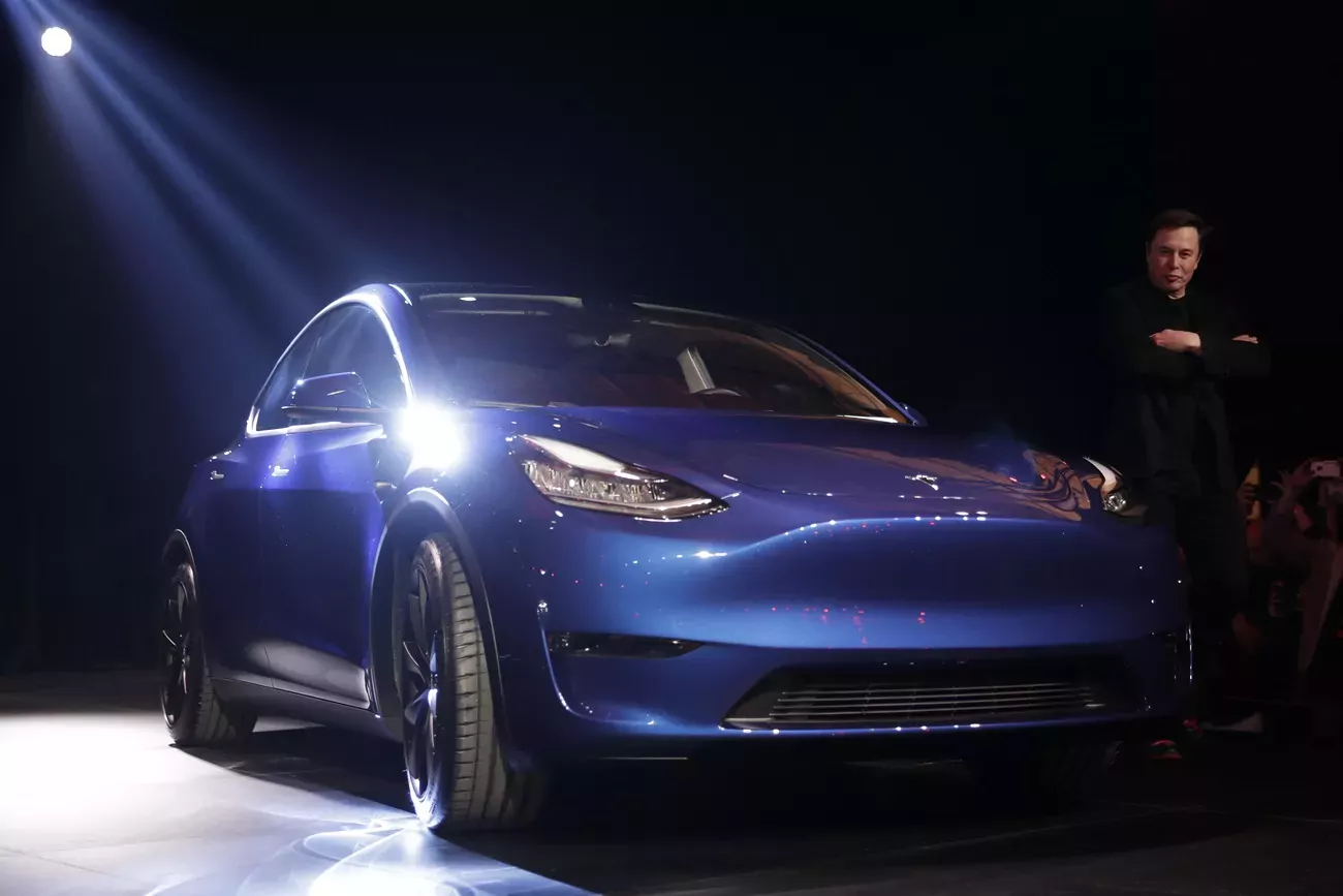 Elon Musk a dévoilé un exemplaire bleu métallisé de Model Y, SUV de taille moyenne à toit entièrement vitré. (Keystone)