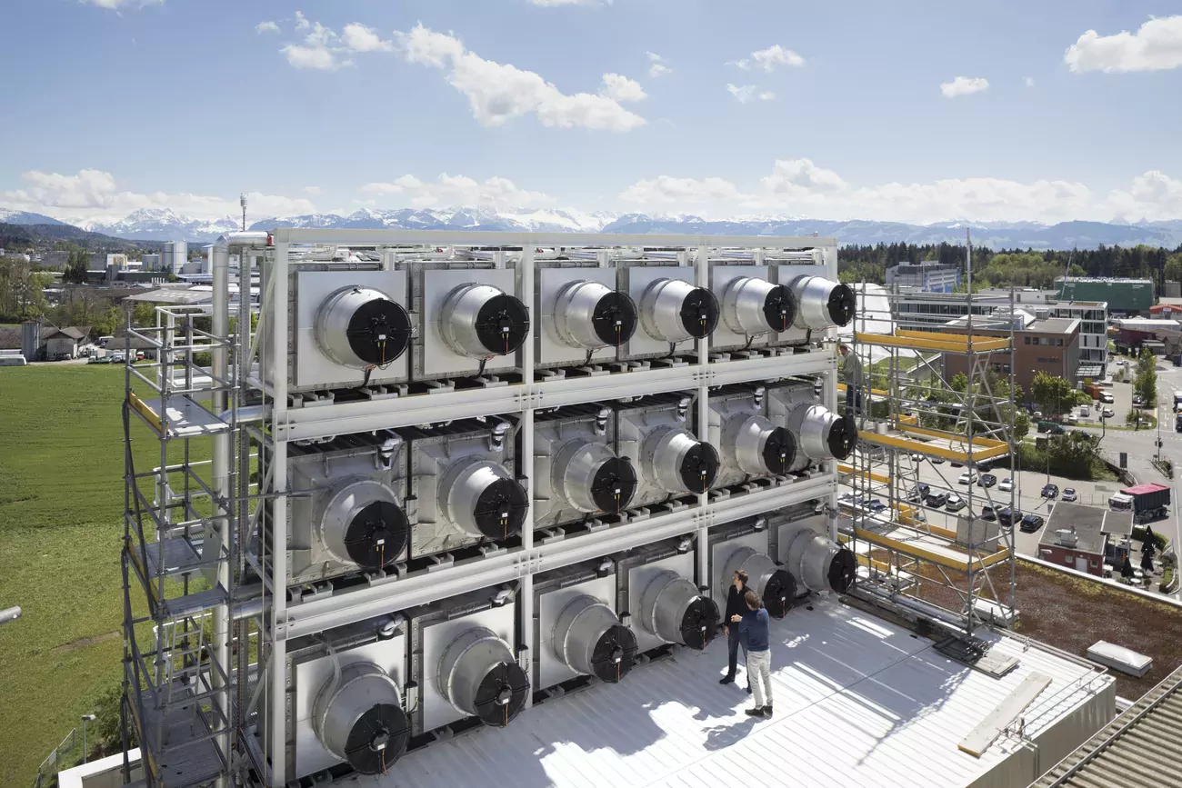 Installation de capture du CO2 signée Climeworks à l'usine d'incinération des déchets KEZO, à Hinwil, dans le canton de Zurich, en Suisse, en 2017. 
