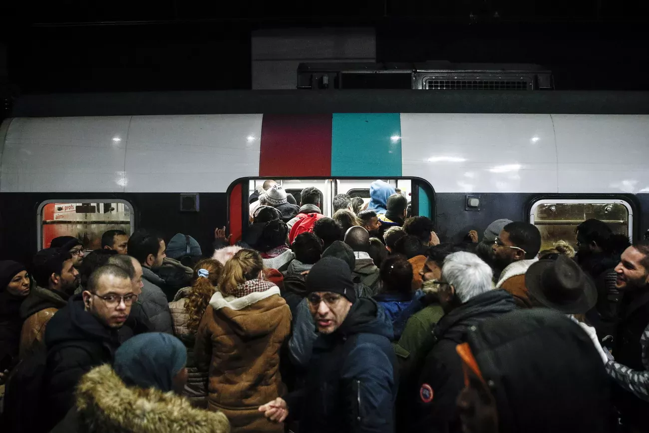 Les usagers doivent jouer des coudes pour tenter de monter dans les rares transports en service. (Keystone)
