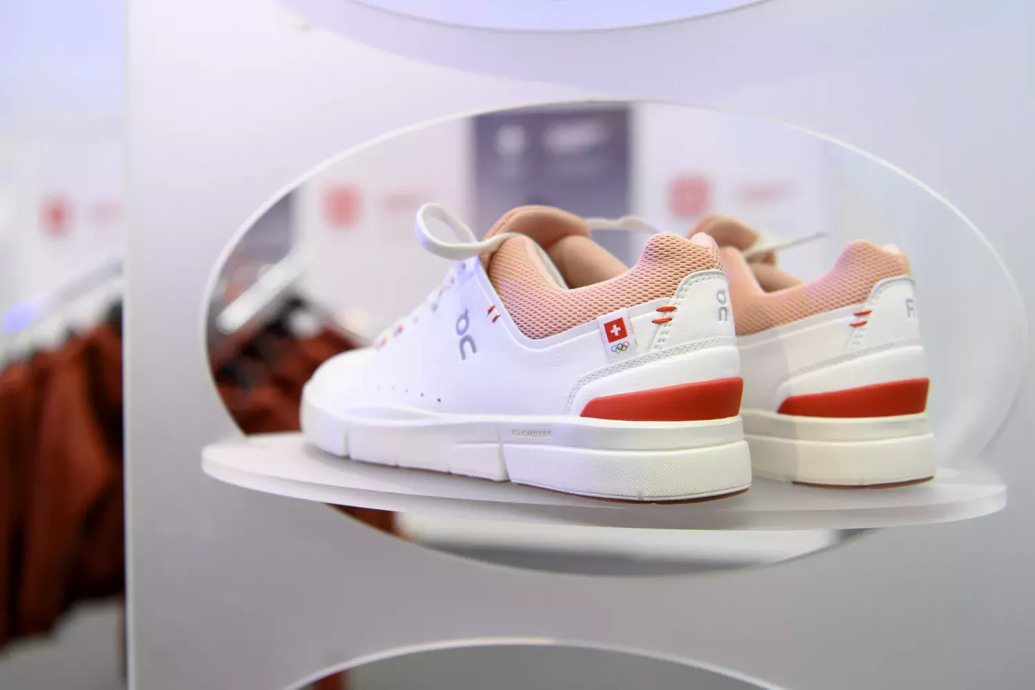 Les prix en ligne des chaussures helvétiques On sont très élevés en Suisse. Ces baskets coûtent entre 15% et 51% plus cher qu’à l’étranger si on les achète sur le site de la marque. «Nos prix en ligne sont alignés sur ceux du commerce du détail», explique l'entreprise.
