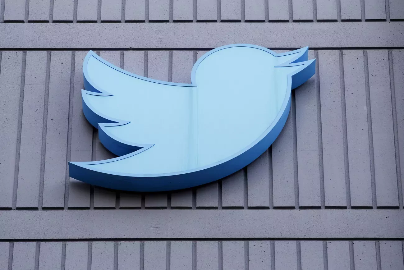 Elon Musk justifie la brutale contraction de la valorisation de Twitter par les difficultés financières connues par le groupe, un temps au bord du dépôt de bilan, selon lui.