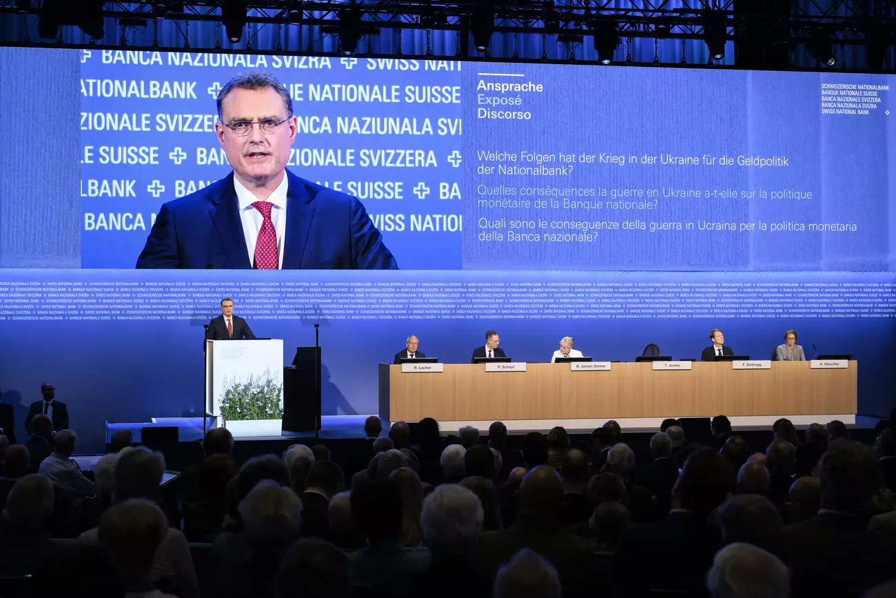 «Nous avons toléré cette situation en toute connaissance de cause, car l'inflation est nettement plus élevée à l'étranger qu'en Suisse», a indiqué Thomas Jordan vendredi lors de l'assemblée générale de la BNS. De ce fait, l'économie suisse est à même de supporter un franc plus fort en termes nominaux.