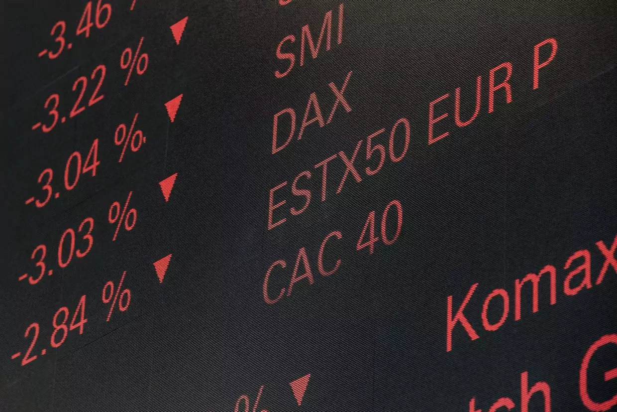 Jeudi, la Bourse de New York a finalement terminé dans le vert, hésitant entre l'envol des cours du pétrole et l'explosion des demandes d'allocations chômage aux Etats-Unis. 