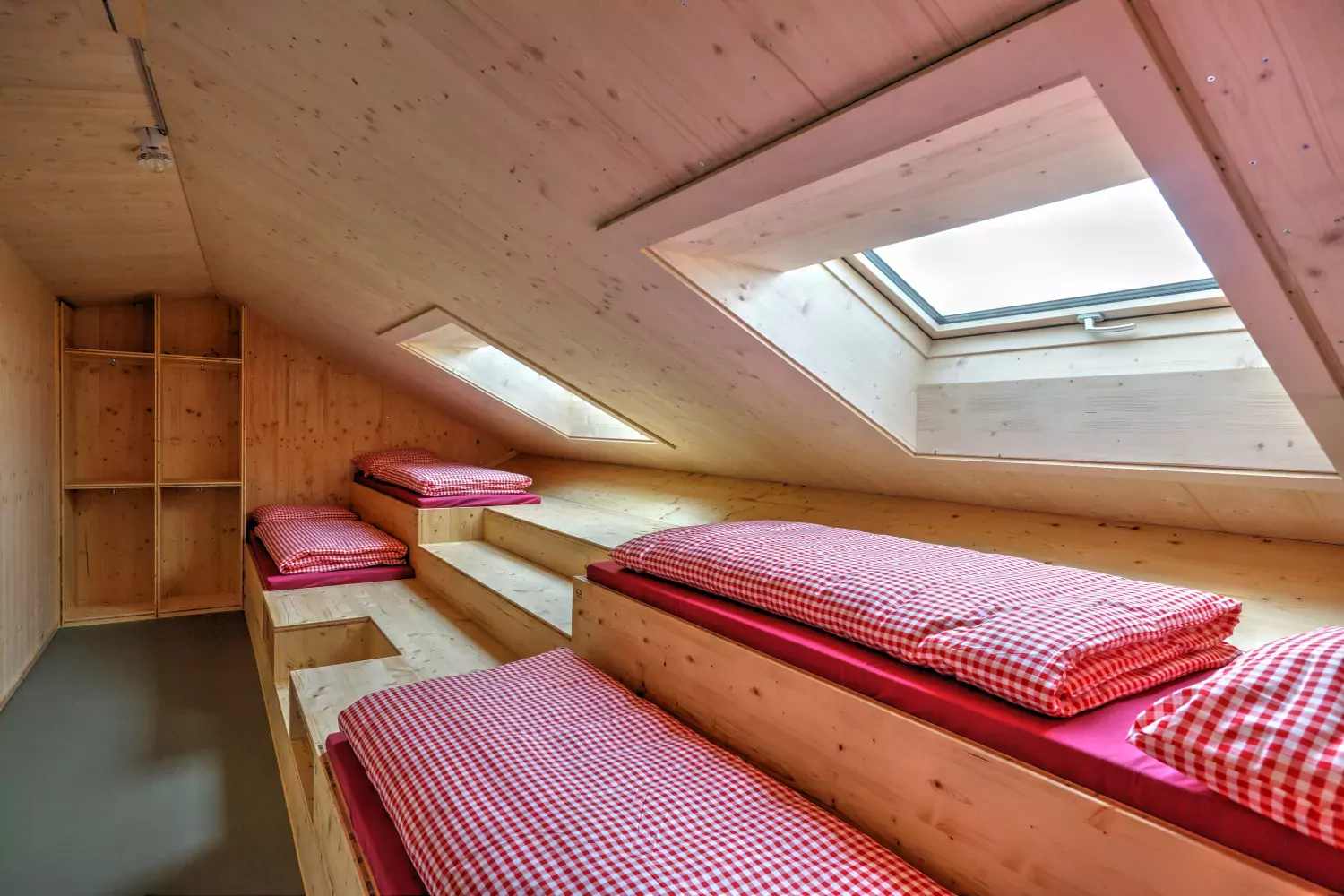 Les dortoirs de 20 lits laissent place à de plus petites chambres dans les cabanes de montagne. (George Eisler)