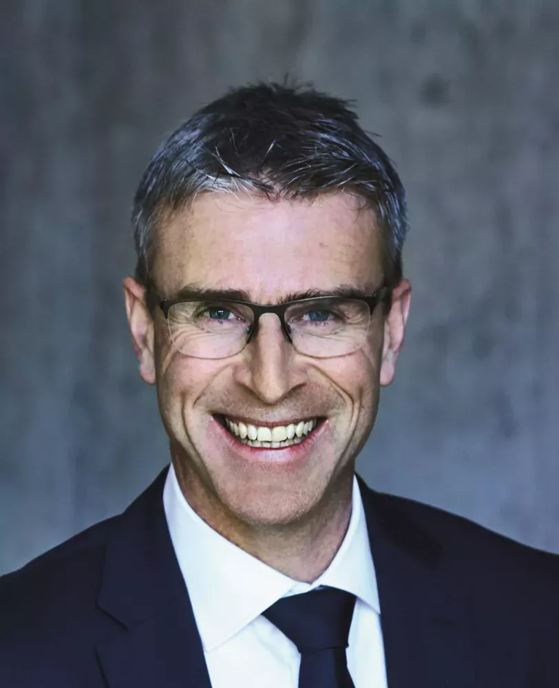 Daniel Bossard, le nouveau CEO, jusqu'ici CEO Europe du Nord et de l'Est, a rejoint le groupe en 2000 après avoir été consultant chez Accenture. 