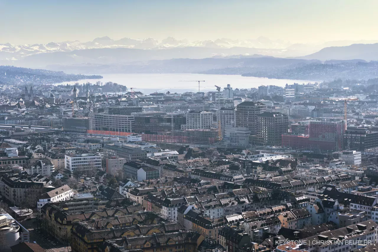 «Le 1er février dernier, le parlement de la ville de Zurich s’est prononcé en faveur de l’introduction d’un salaire minimum fixé à 23,90 francs de l’heure sur tout le territoire de la ville. Il a approuvé un contre-projet à une initiative communale émanant des milieux syndicaux.»