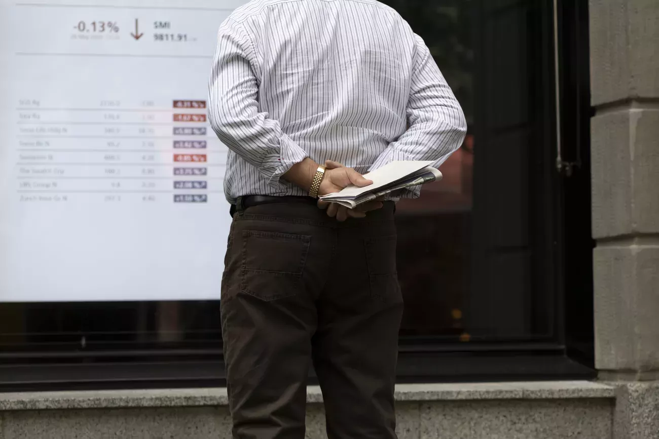 Les trois bancaires essuyaient aussi de lourdes pertes, Julius Bär lâchant 2,3%, Credit Suisse 2,2% et UBS 1,4%.