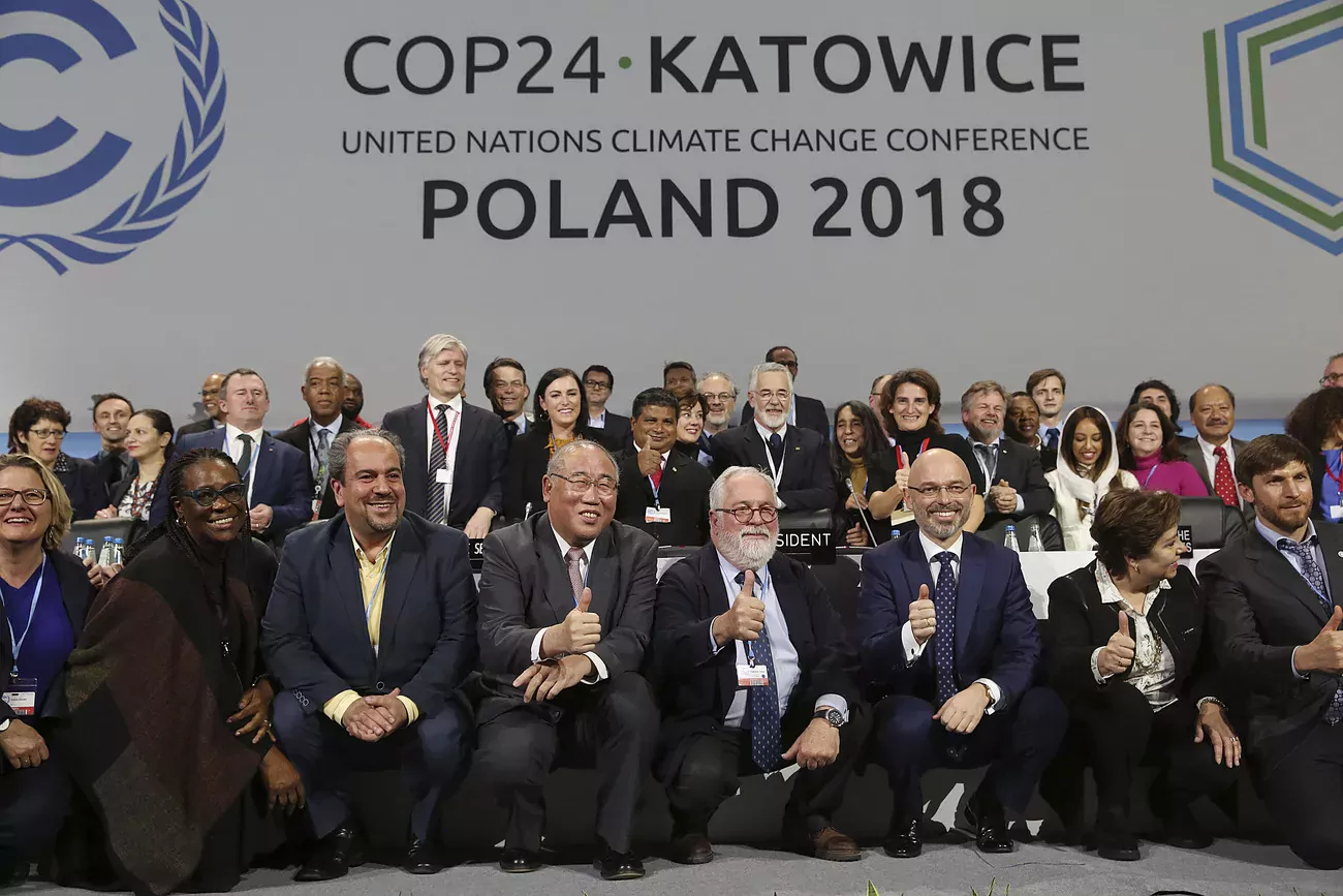 Les délégués de quelque 200 pays réunis à la COP24 de Katowice ont adopté samedi les règles d'application de l'accord de Paris contre le réchauffement climatique, le coup de marteau du président étant accueilli par une standing-ovation. (Keystone)