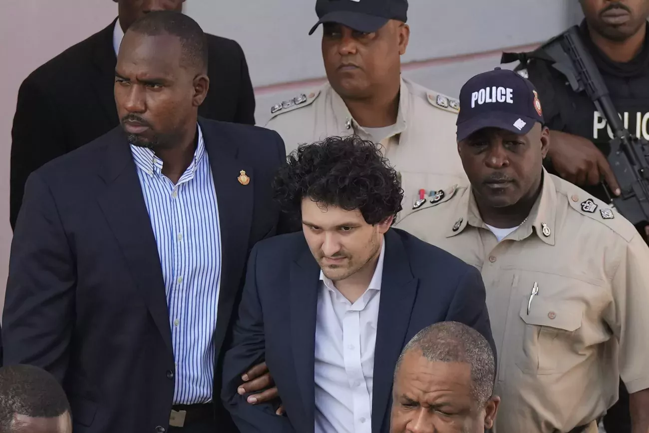 Visage de la crise qui touche le secteur des cryptomonnaies, l’ancien patron de FTX Sam Bankman-Fried (SBF) était doté d’une excellente réputation, et était souvent comparé au milliardaire Warren Buffett. Aujourd’hui détenu aux Bahamas en attendant sa probable extradition vers les Etats-Unis, il est plutôt vu comme un escroc tel que Bernard Madoff.