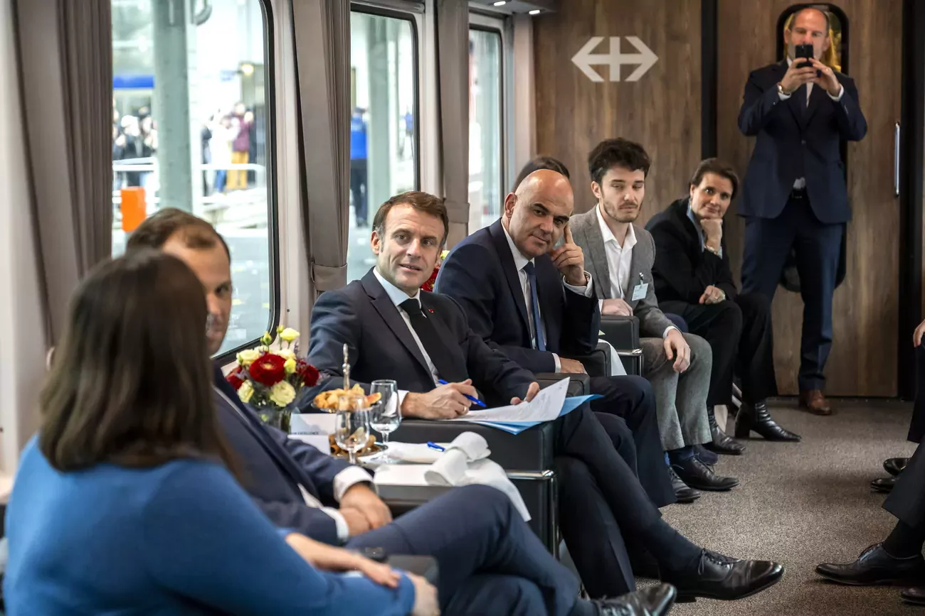 Emmanuel Macron et Alain Berset discutent avec des représentants du secteur de la tech à bord d’un train spécial de Renens à Genève Aéroport. 