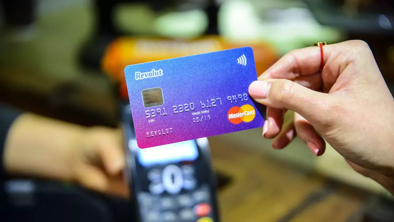Dans le rapport financier 2021 de Revolut, BDO notait que les systèmes informatiques n'avaient pas été conçus pour permettre des contrôles sur certaines transactions initiées par les utilisateurs directement dans l'environnement informatique du groupe.