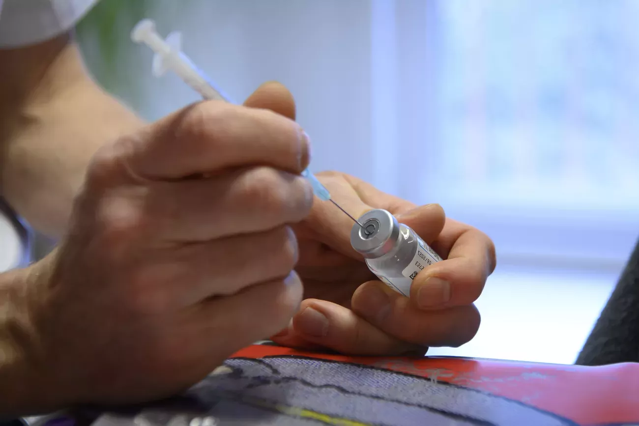 Au total, 1.336.275 doses de vaccin ont été livrées aux cantons, dont 1.181.090 ont été administrées et 433.411 personnes ont déjà reçu deux doses.