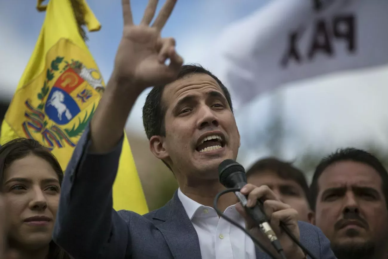 "Nous continuons d'avancer, aujourd'hui les voix de ce peuple ont été écoutées par le monde qui, comme nous, croit et lutte pour la liberté et la démocratie" a lancé sur Twitter Juan Guaido. (Keystone)