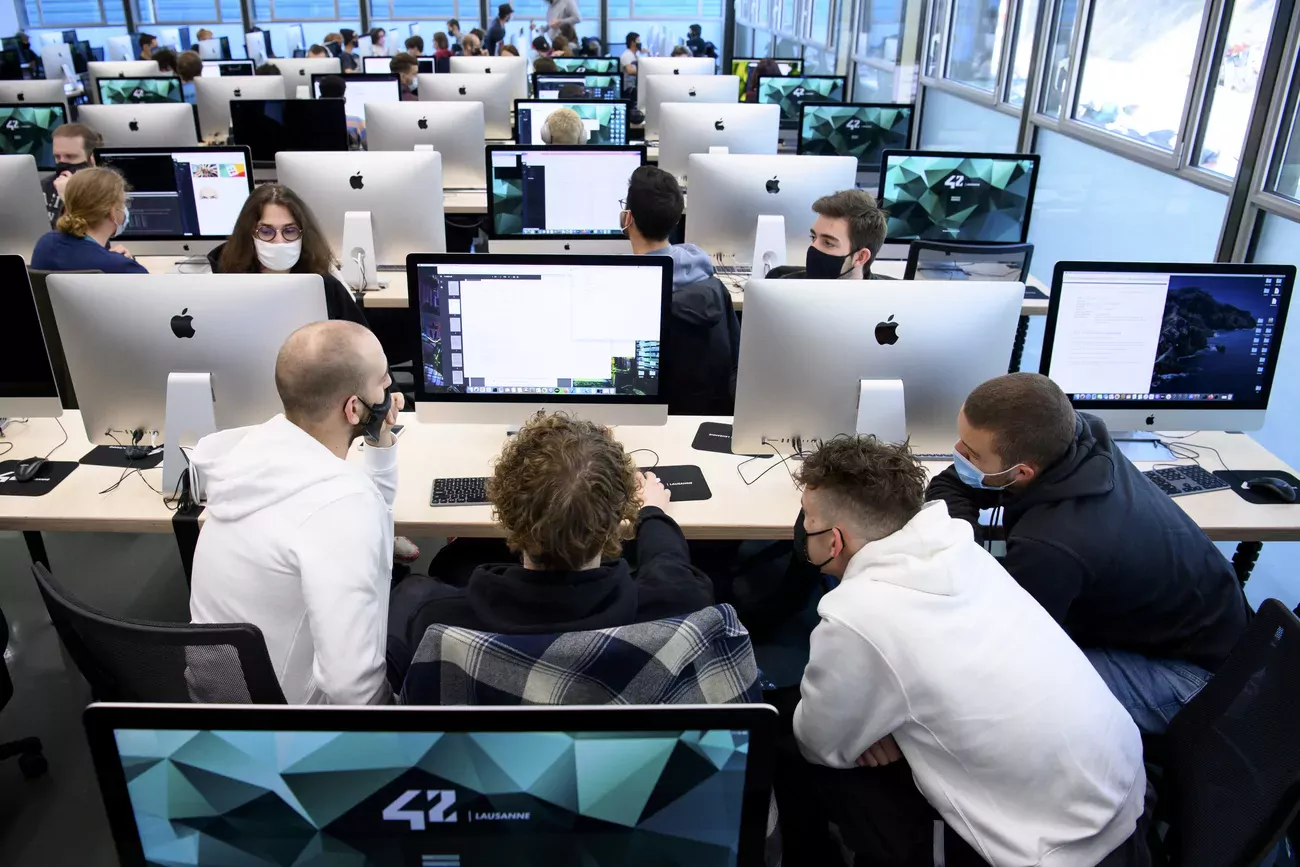 Le nombre de femmes actives dans l'informatique a faiblement progressé entre 2010 et 2021, passant de 10 à 15% des effectifs totaux.