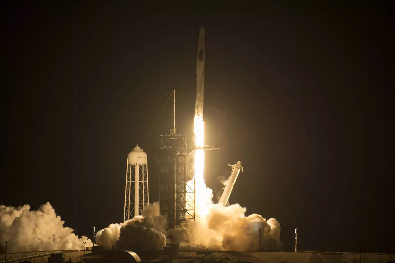 L'avantage est aujourd'hui nettement à Elon Musk. SpaceX, pour son réseau Starlink, a envoyé avec son propre lanceur des centaines de satellites en orbite.