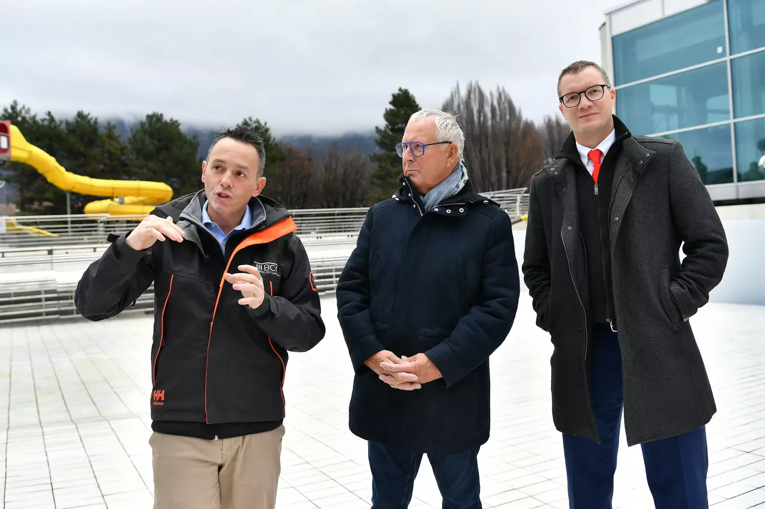 Entouré de Felipe Gonzalez (Directeur de l'entreprise BCO SA) et Dan Meylan (Directeur des Bains de Saillon), Bernard Russi a salué la réouverture de l'établissement thermal après deux ans de fermeture.