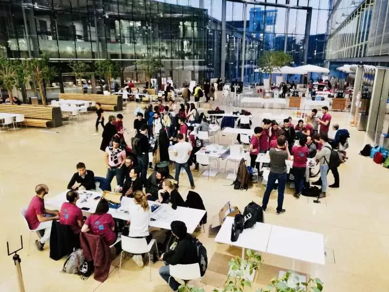 Les thèmes abordés lors de l’Open Geneva de mars touchaient à la cybersécurité, aux systèmes de soins, à la mode, à la robotique ou encore au développement durable.