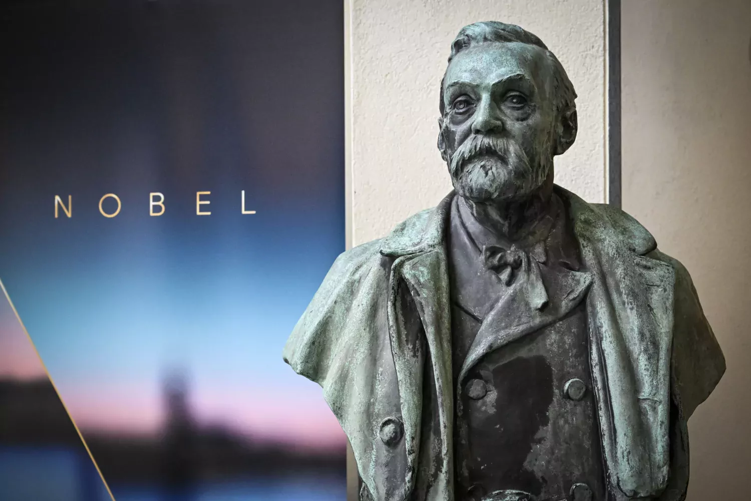 Un buste d'Alfred Nobel exposé au Karolinska Institute de Stockholm. Le Prix de la Banque de Suède en sciences économiques en sa mémoire, communément appelé le «Nobel d’économie», a été attribué, ce lundi, à Ben Bernanke, Douglas Diamond et Philip Dybvig. 