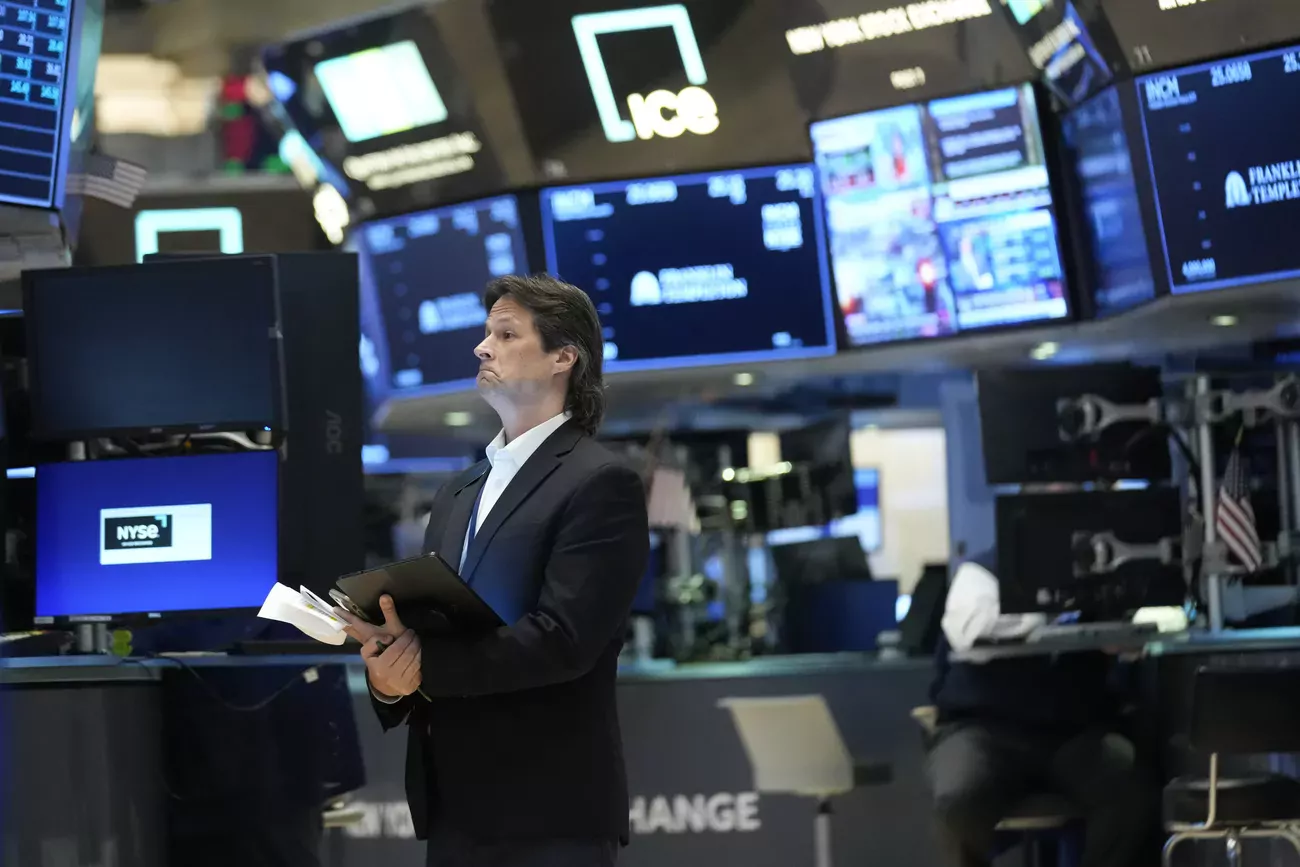 Les investisseurs vont scruter les «minutes» de la réunion monétaire de mi-juin de la banque centrale américaine où elle avait marqué une pause dans ses hausses de taux après dix relèvements consécutifs afin de juguler l'inflation.