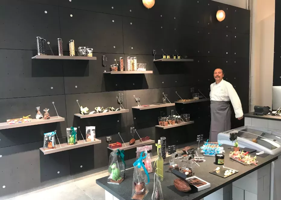 David Paganel. Au comptoir, ce ne sont plus des vendeurs mais les artisans eux-mêmes qui servent la clientèle.